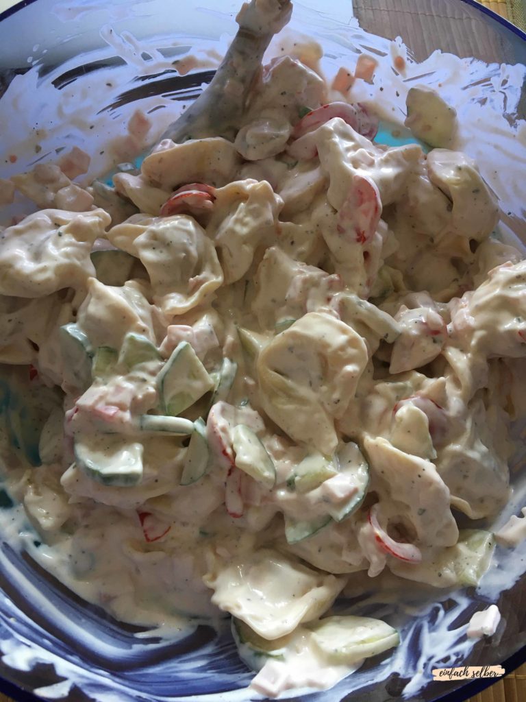 Tortellini-Salat fertig zum Servieren